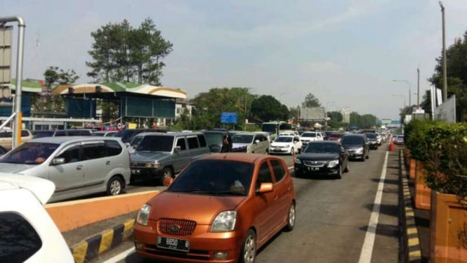 Antrean kendaraan di gerbang Tol Pasteur menuju Kota Bandung, Jawa Barat.