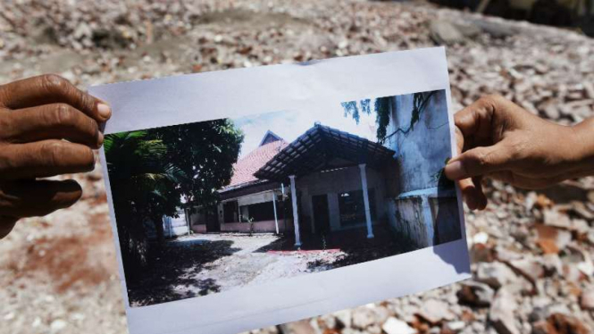 Petugas menunjukan gambar rumah yang merupakan cagar budaya berupa bekas kantor radio pejuang Surabaya, Bung Tomo dengan latar bangunannya telah dibongkar di Surabaya, Jawa TImur.