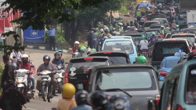 Motor Lawan Arus Hindari Razia