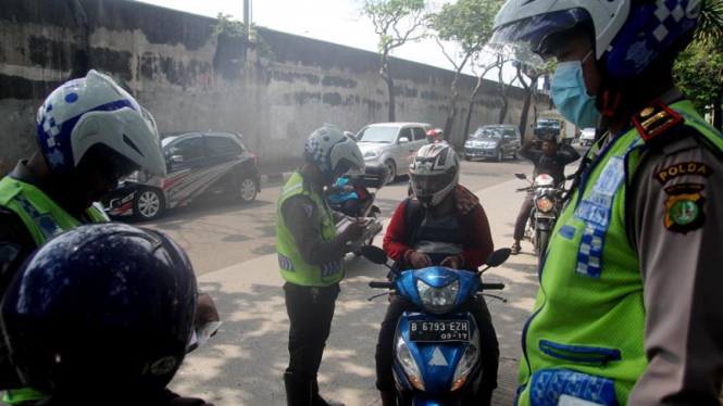 Motor Lawan Arus Hindari Razia