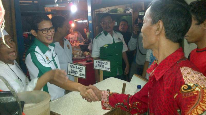 Sansiaga Uno saat mengunjungi Pasar Rawamangun, Jakarta Timur.