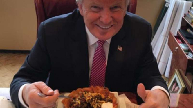 Donald Trump sedang menikmati Taco