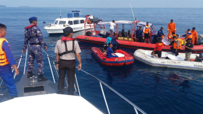 Perahu terbalik di Kepulauan Seribu