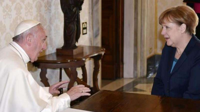 Paus Francis tengah berbincang dengan Kanselir Jerman Angela Merkel