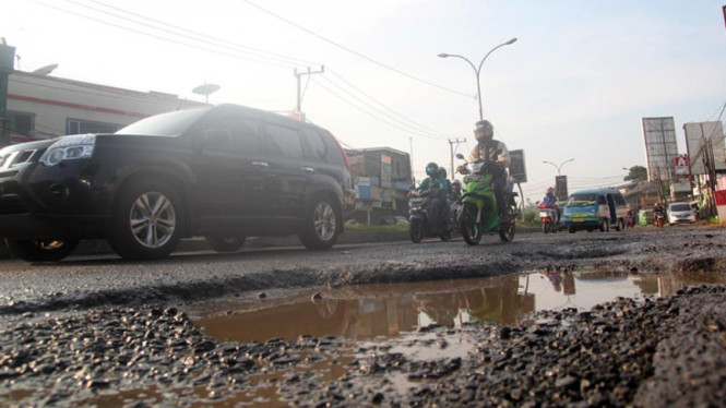 Jalan Rusak Bahayakan Pengendara Motor