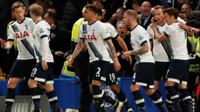 Para pemain Tottenham Hotspur merayakan gol Harry Kane (kedua dari kanan)