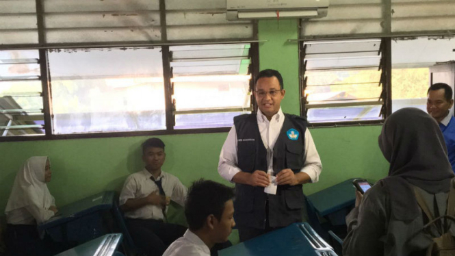 Menteri Pendidikan dan Kebudayaan, Anies Baswedan, saat meninjau pelaksanaan Ujian Nasional tingkat SMP. 