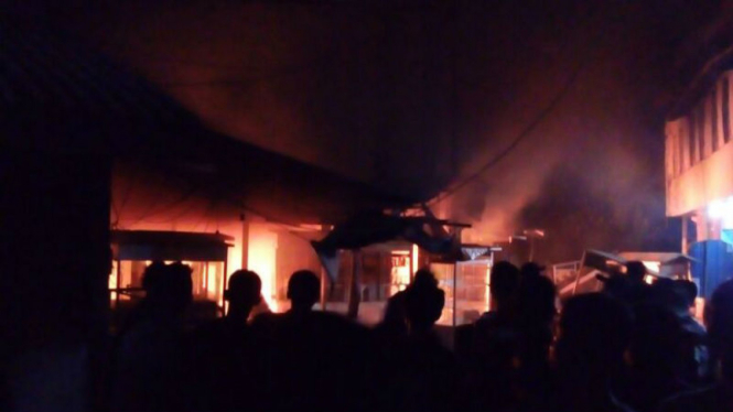 Suasana kebakaran di dekat stasiun Citayam, Senin dinihari