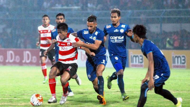 Duel Arema Cronus melawan Madura United.