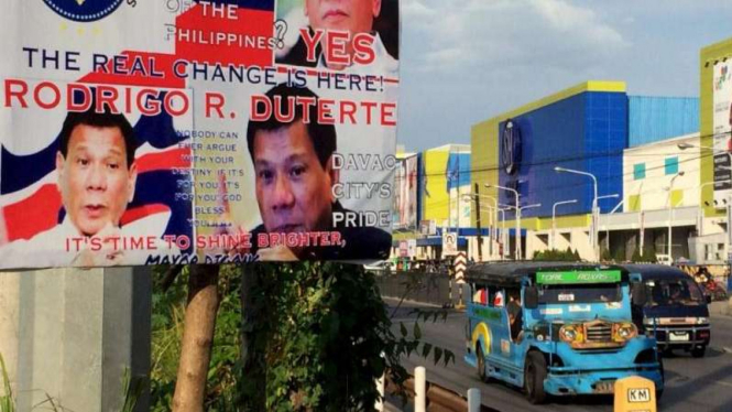 Spanduk Rodrigo Duterte di Davao City.