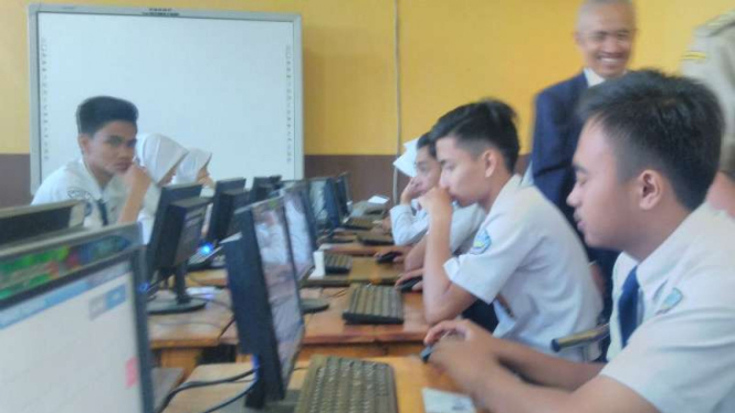 Siswa SMP di Garut, Jawa Barat, ikut UN berbasis komputer