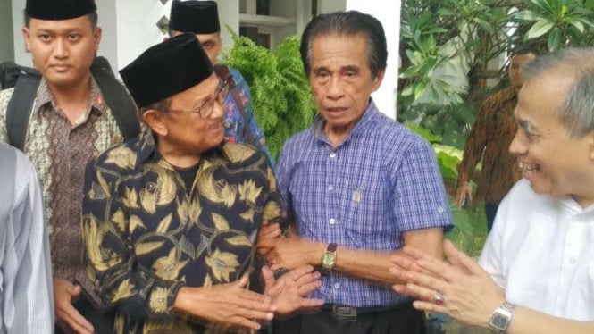 Presiden ke 3 RI, Bacharuddin Jusuf Habibie saat melayat almarhum Andi Ghalib