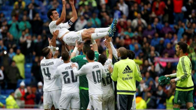 Alvaro Arbeloa mendapat salam perpisahan dari para pemain Real Madrid