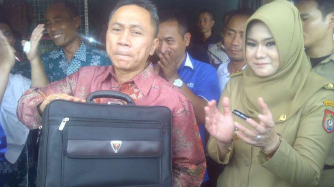 Ketua MPR RI, Zulkifli Hasan, didampingi Bupati Mirna Annisa di Sentra Industri Tas Kendal, Jawa Tengah, pada Senin, 9 Mei 2016.