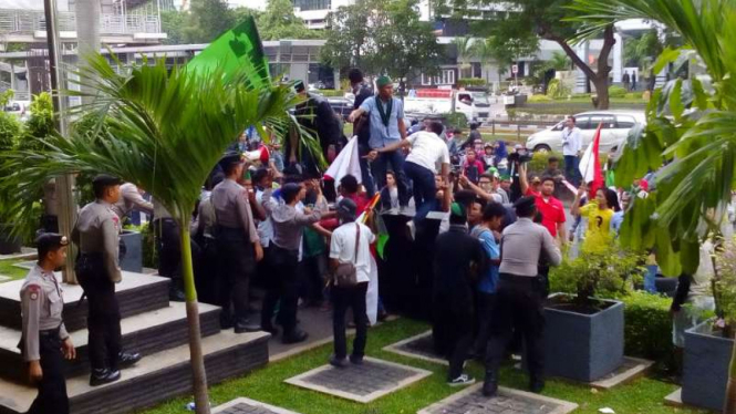 Massa Himpunan Mahasiswa Islam (HMI) menggelar unjuk rasa di depan Gedung KPK