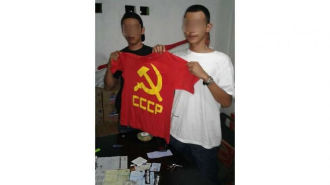 Ilustrasi/Mahasiswa di Lampung yang ditangkap karena mengenakan kaos merah bergambar palu dan arit. 