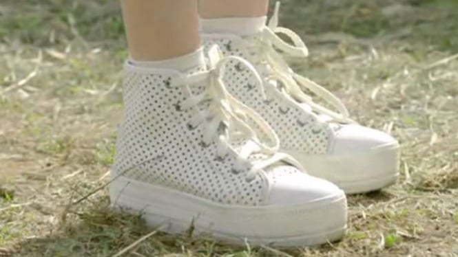 Sneakers putih yang digunakan Song Hye Kyo
