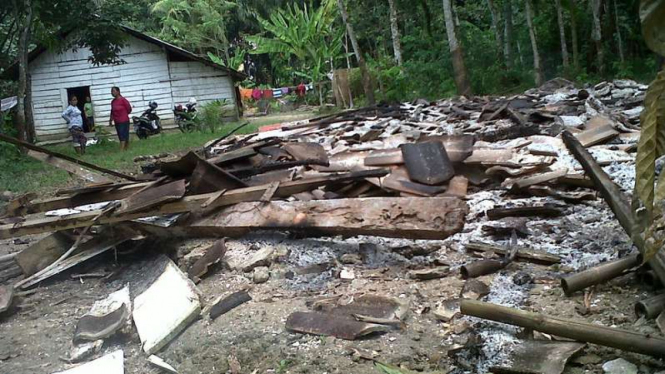 Sisa puing bangunan rumah tempat prostitusi yang dibakar warga di Kabupaten Musirawas Sumatera Selatan, Minggu (8/5/2016)