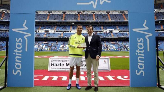 Cristiano Ronaldo mendapat penghargaan dari Sanitas.