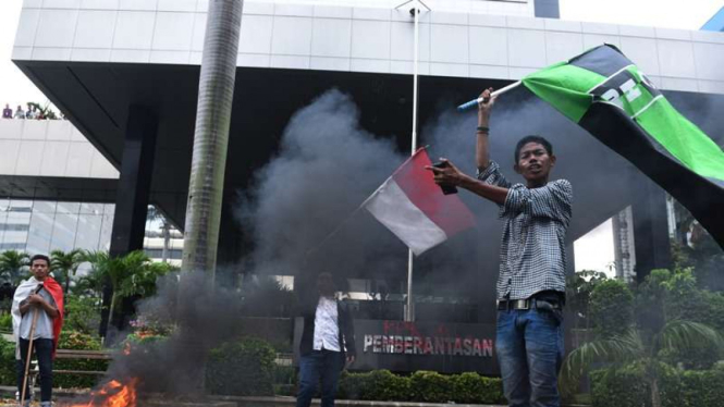 Demonstrasi HMI mengecam Saut Situmorang di depan Gedung KPK, Senin 9 Mei 2016.