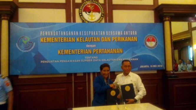 Menteri Kelautan dan Perikanan Susi Pudjiastuti dan Menhan Ryamizard Ryacudu