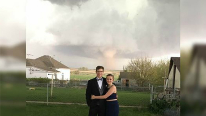 Foto dengan latar belakang badai tornado