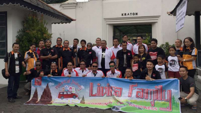 Acara komunitas Nissan Grand Livina di Candi Prambanan, Yogyakarta.