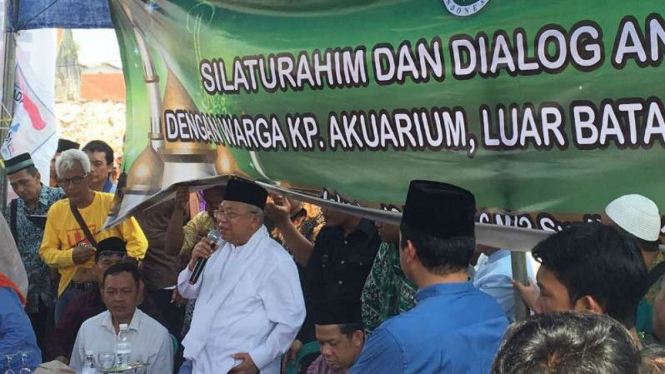 Ketua MUI, Ma'ruf Amin saat berdialog dengan warga Luar Batang, Jakarta