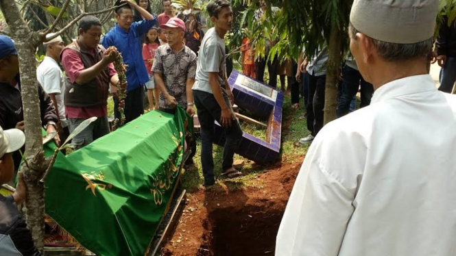 Prosesi pemakaman Suyamti di TPU Juanda, Depok, Selasa, 10 Mei 2016.