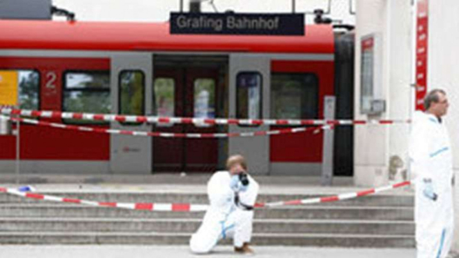 Polisi mengambil foto di area penusukan di stasiun Metro di Jerman, 10/5/2016.