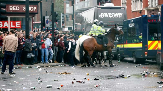 Bus Manchester United jadi sasaran pelemparan suporter West Ham United