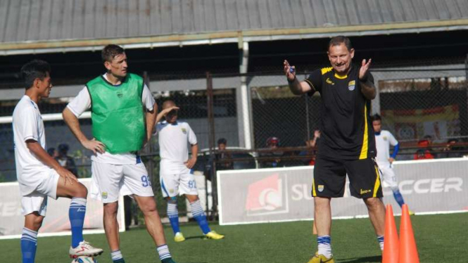 Dejan Antonic (kanan) memimpin latihan Persib Bandung