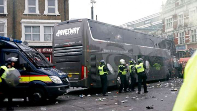 Bus tim Manchester United diserang pendukung West Ham sebelum pertandingan.