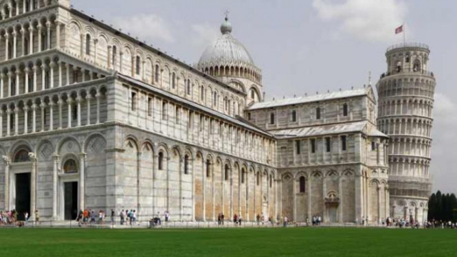 Menara Pisa di Italia.