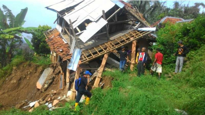 Salah satu rumah warga yang menjadi korban pergerakan tanah di Kabupaten Garut Jawa Barat, Rabu (11/5/2016)
