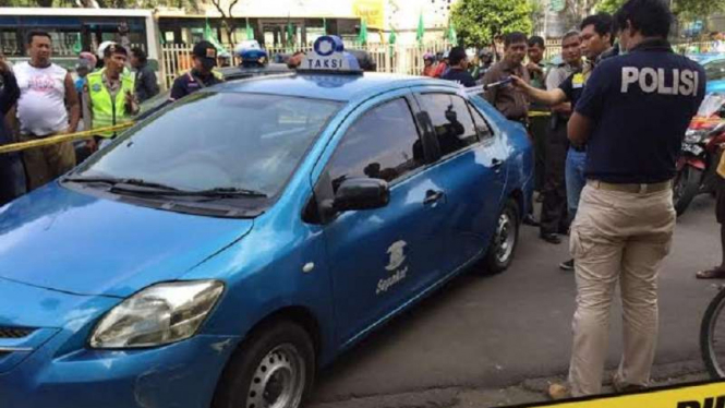 Petugas kepolisian periksa mayat dalam taksi, Rabu, 11 Mei 2016.