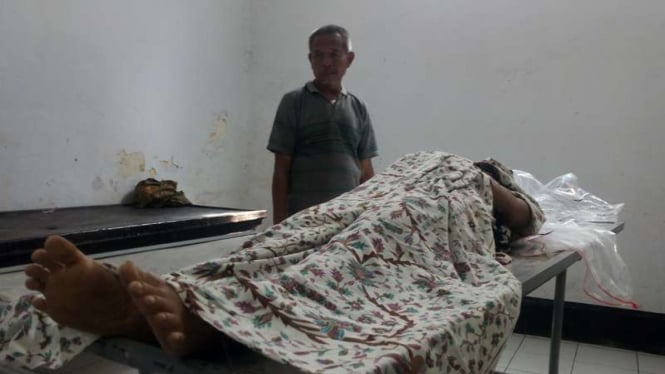Jasad korban pembunuhan di Garut Jawa Barat saat dibawa ke rumah sakit. Perempuan muda ini tewas di tangan kakak iparnya, karena menolak bercumbu, Rabu (11/5/2016)
