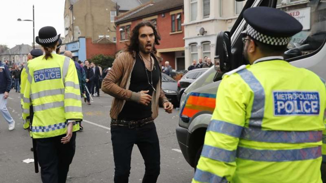 Aktor asal Inggris, Russel Brand terjebak dalam kerusuhan fans West Ham.