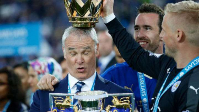 Manajer Leicester City Claudio Ranieri menerima trofi Premier League