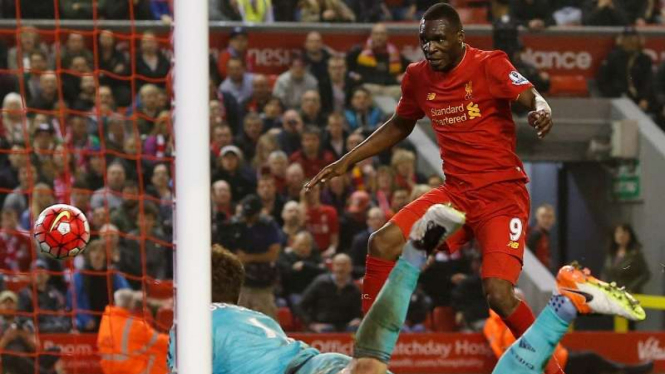 Penyerang Liverpool, Christian Benteke (kostum merah)