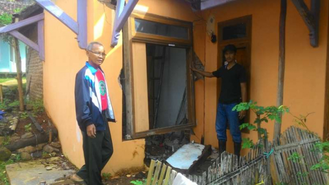 Kondisi rumah salah seorang warga di lokasi pergerakan tanah di Kabupaten Garut Jawa Barat, Kamis (12/5/2016)