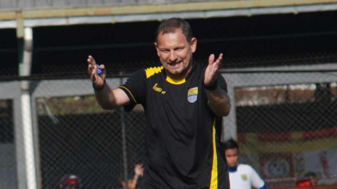 Pelatih Persib Bandung, Dejan Antonic.