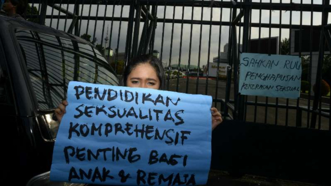 Pengunjuk rasa melakukan unjuk rasa #SisterInDanger di depan Kompleks MPR/DPR Senayan, Jakarta, Rabu (11/5/2016). 