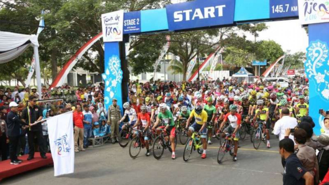 Start etape dua International Tour de Banyuwangi Ijen 2016.