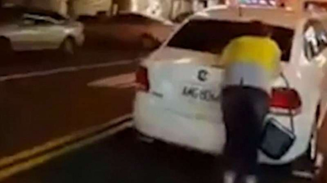Aksi nekat seorang wanita saat tak terima mobilnya diderek petugas