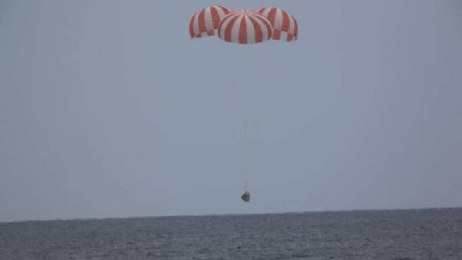 Kapsul Dragon milik SpaceX yang membawa eksperimen siswa kembali ke Bumi mendarat di Samudera Pasifik, barat Baja California.