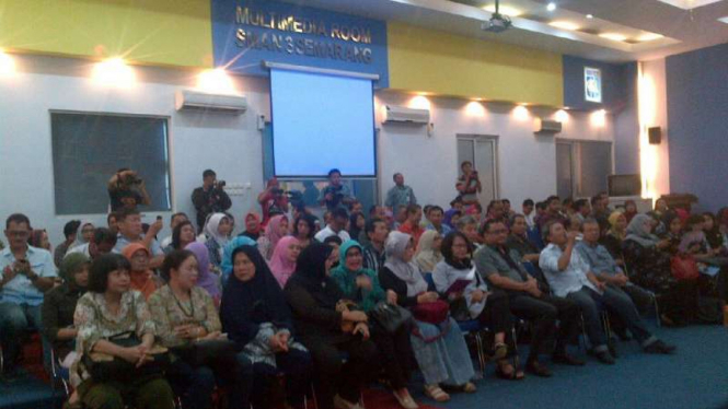 Para orang tua murid mendengarkan penjelasan perwakilan SMAN 3 Semarang tentang 380 siswa yang tak lulus SNMPTN tahun 2016 pada Kamis, 12 Mei 2016.