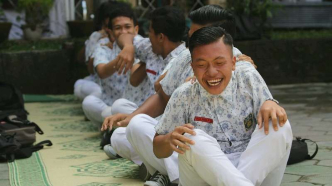 Siswa di SMP Muhammadiyah Solo menggelar pijat bareng bersama usai pelaksanaan UN SMP, Kamis (12/5/2016)