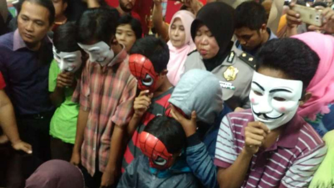 Para remaja tersangka pemerkosaan terhadap seorang gadis berusia 13 tahun di Surabaya ditangkap polisi pada Kamis, 12 Mei 2016.