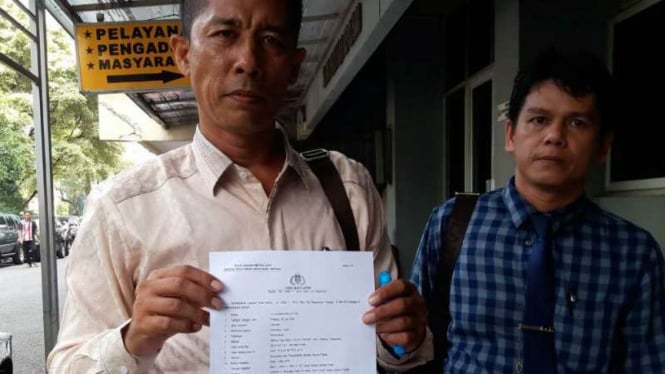 Pedagang Tanah Abang laporkan PD Pasar Jaya ke Polda Metro Jaya, Kamis, 12 Mei 2016.